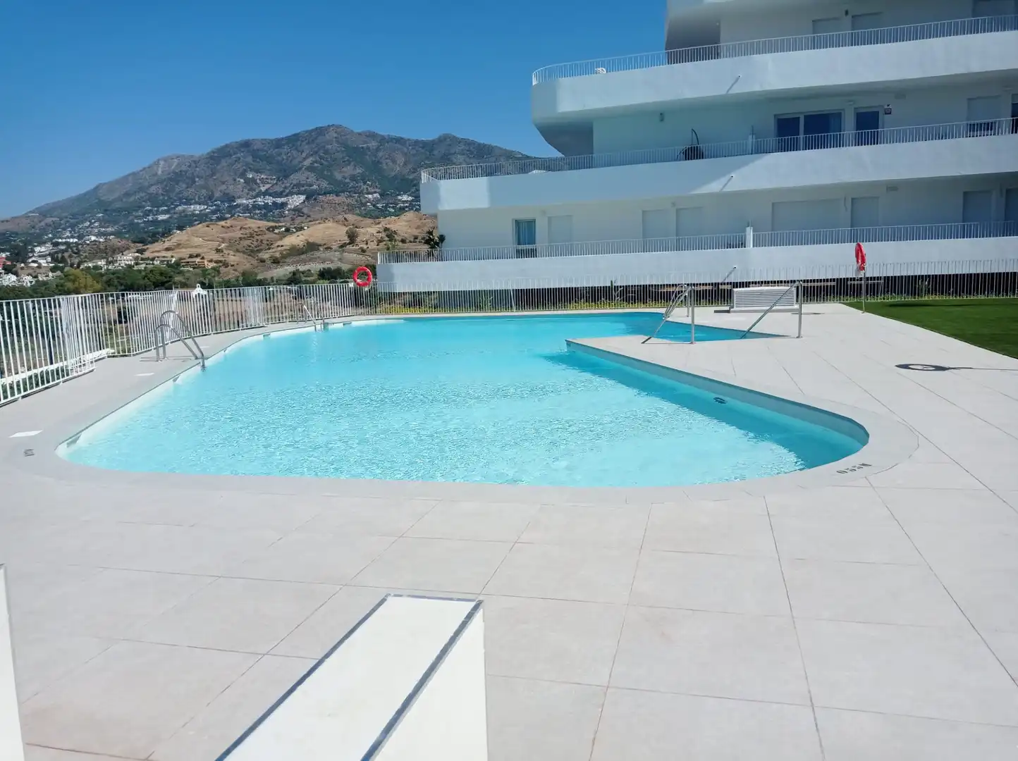 Piscina de Apartament de lloguer en Fuengirola amb Aire condicionat, Calefacció i Terrassa