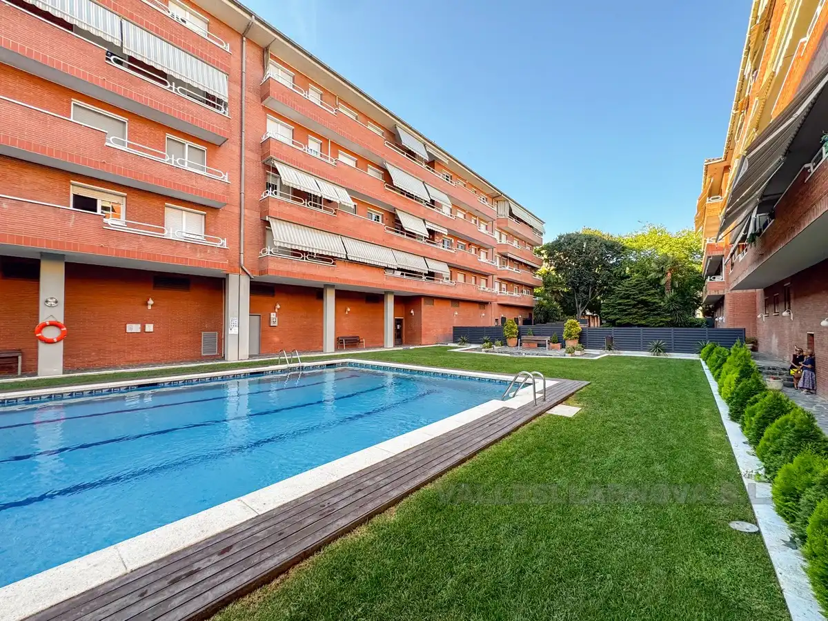 Piscina de Pis en venda en Mollet del Vallès amb Calefacció, Jardí privat i Piscina comunitària