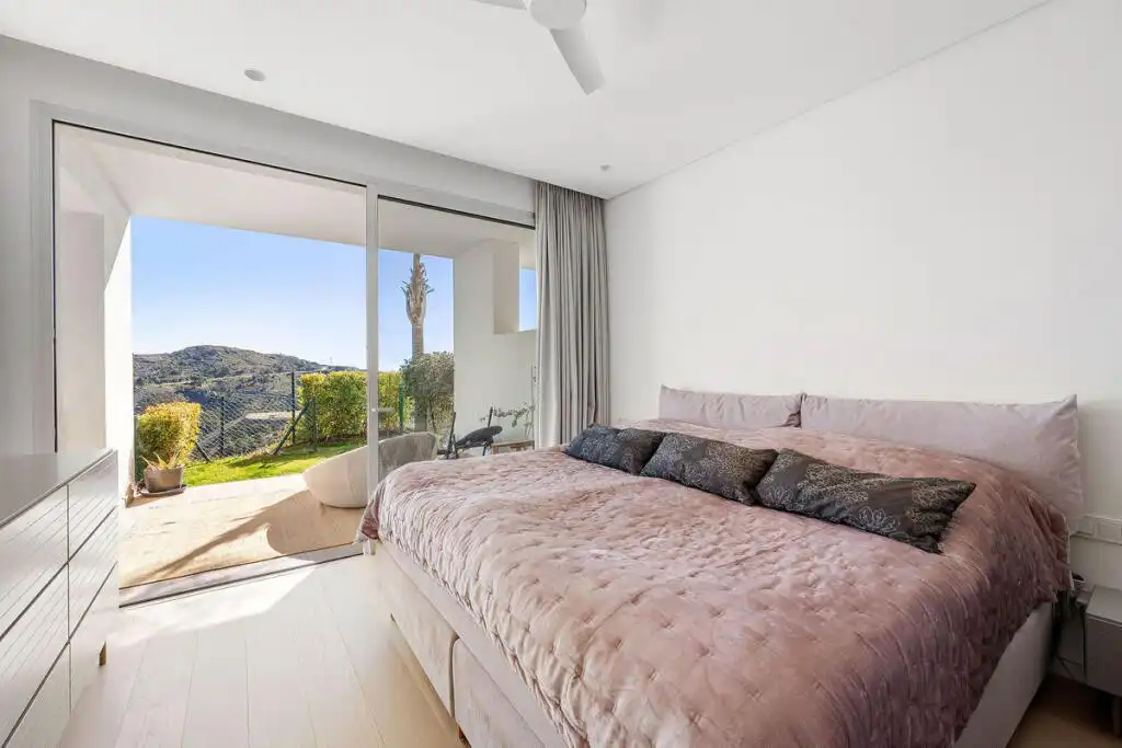 Bedroom of Ground floor for sale in Benahavís  with Air Conditioner, Private garden and Terrace