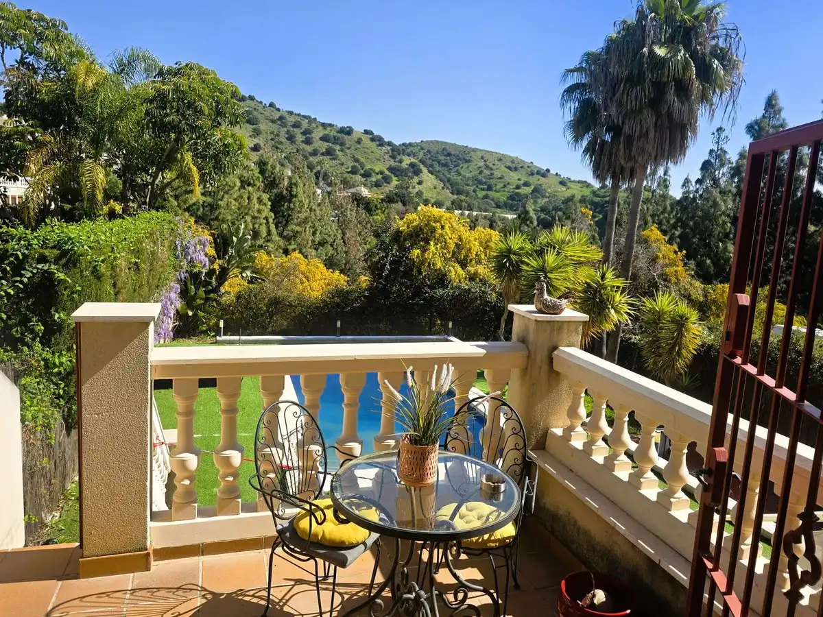 Terrasse von Einfamilien-Reihenhaus zum Verkauf in Mijas mit Klimaanlage, Heizung und Privatgarten