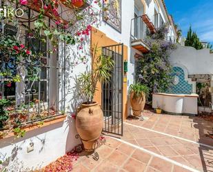 Vista exterior de Casa o xalet en venda en Marbella amb Terrassa i Balcó