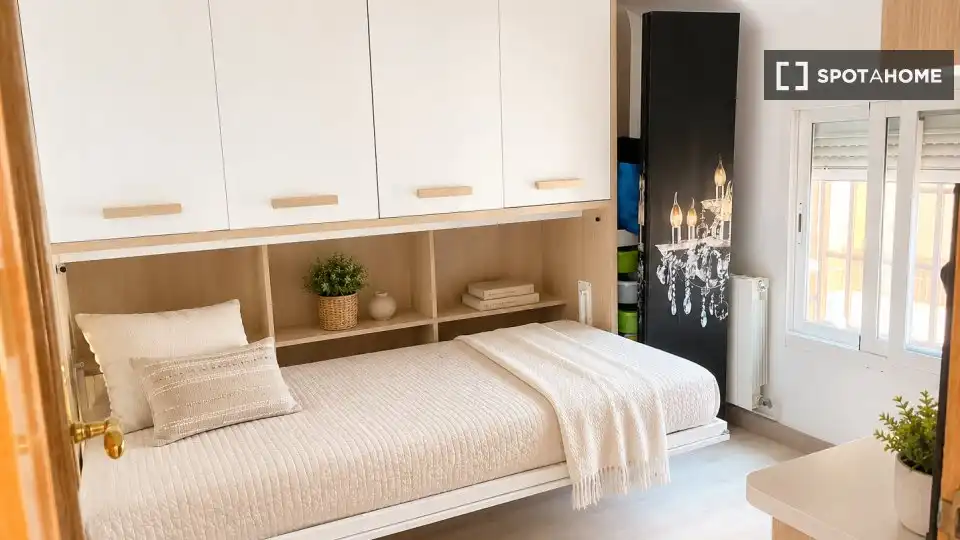 Bedroom of Flat for rent in Valencia  with Air Conditioner, Heating and Furnished