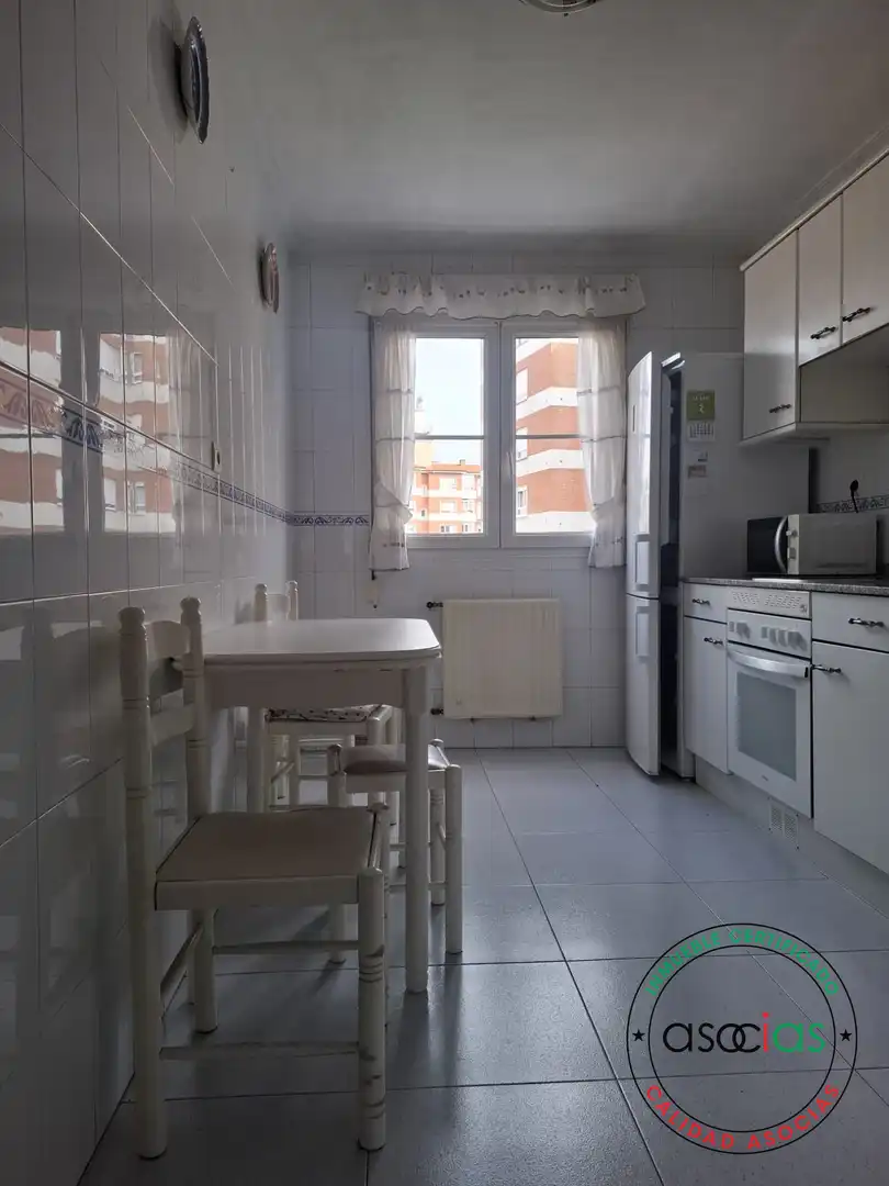 Cocina de Piso en venta en Gijón  con Calefacción, Parquet y Trastero