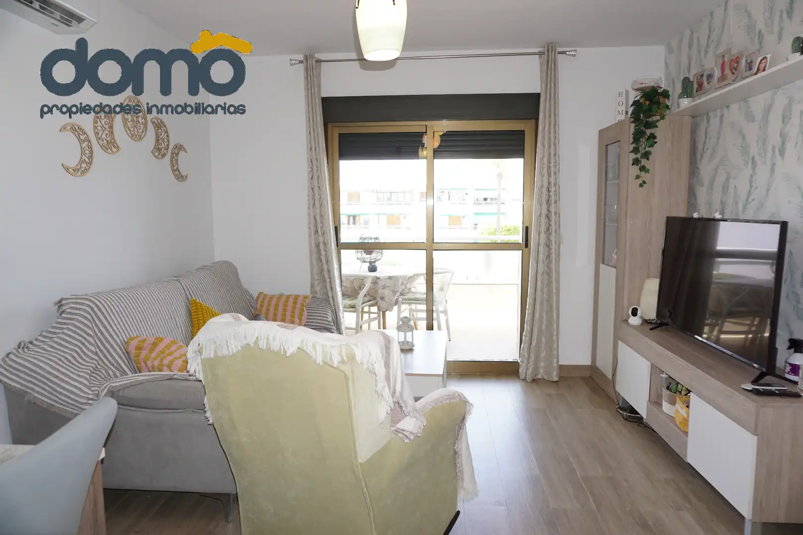 Sala de estar de Piso en venta en Almería con Aire acondicionado, Terraza y Piscina comunitaria