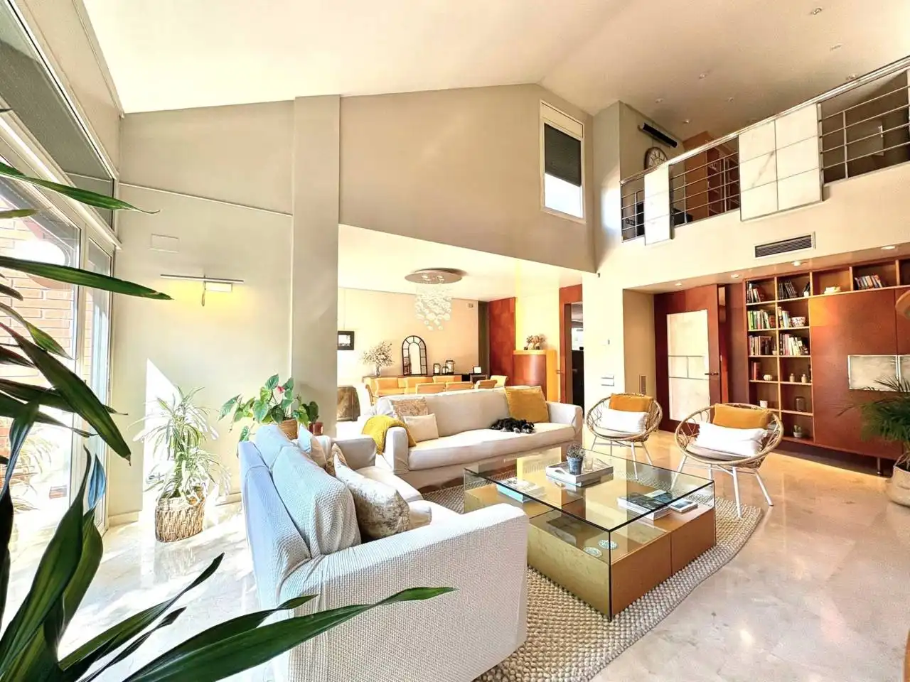 Sala d'estar de Casa o xalet en venda en Sant Cugat del Vallès amb Aire condicionat, Calefacció i Jardí privat
