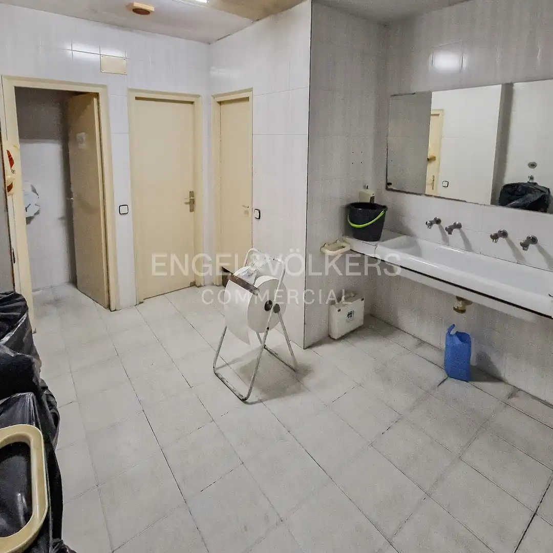 Bathroom of Industrial buildings for sale in Terrassa