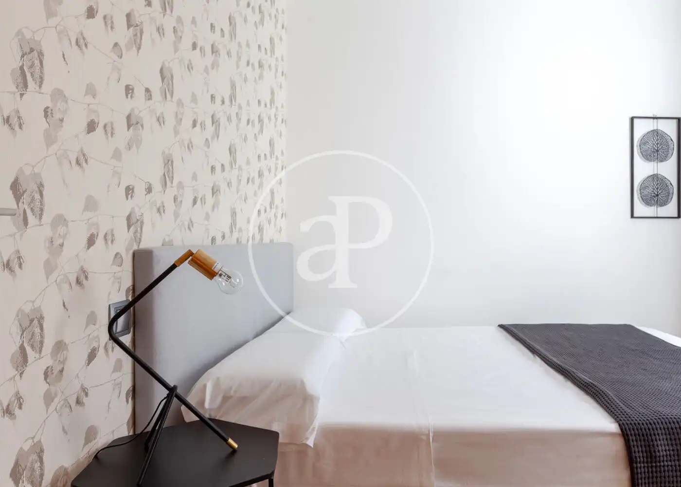 Flat for rent in Calle de Sta. María, Cortes - Huertas