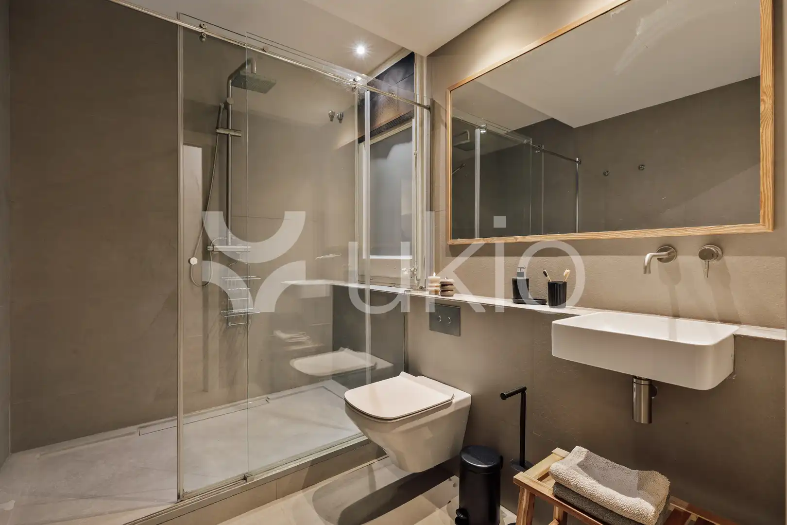 Bany de Apartament de lloguer en Barcelona amb Aire condicionat, Calefacció i Moblat