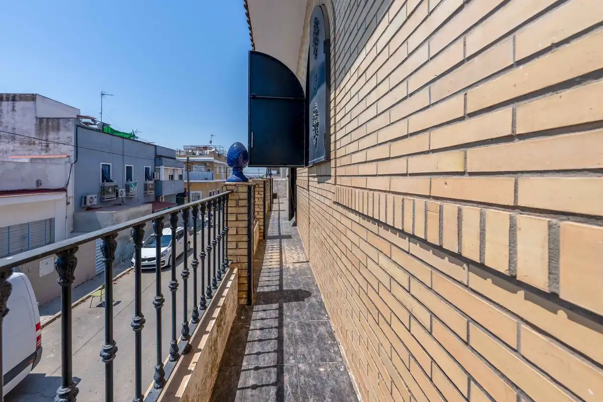 Vista exterior de Casa adosada en venta en Sevilla con Calefacción