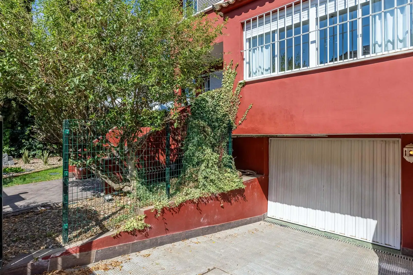 Vista exterior de Casa o xalet en venda en Mairena del Aljarafe amb Aire condicionat, Calefacció i Jardí privat