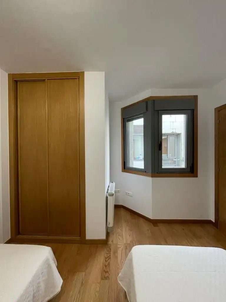 Dormitori de Pis de lloguer en Cambados amb Parquet, Moblat i Forn