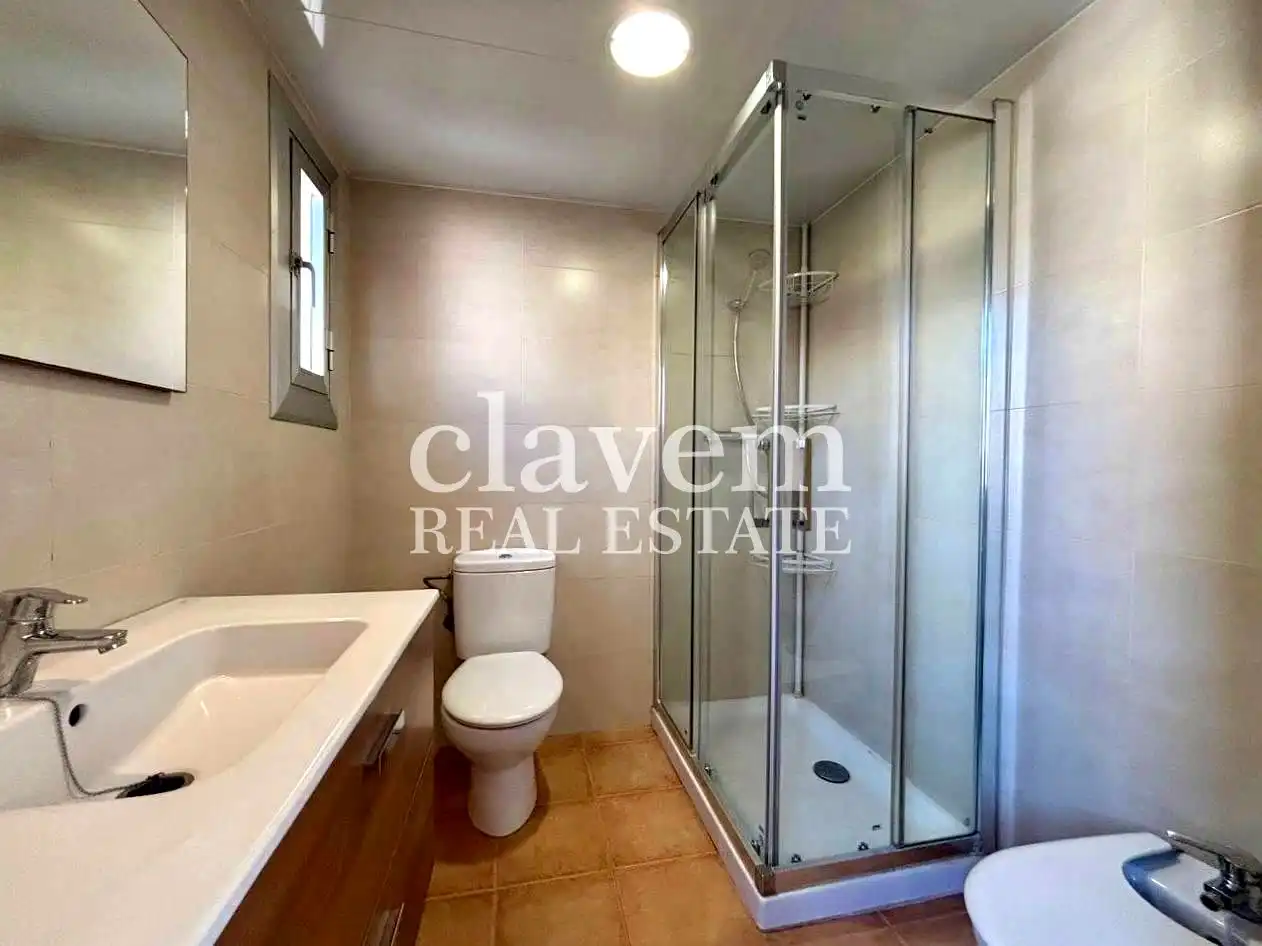 Badezimmer von Wohnung zum Verkauf in Montgat mit Klimaanlage und Terrasse