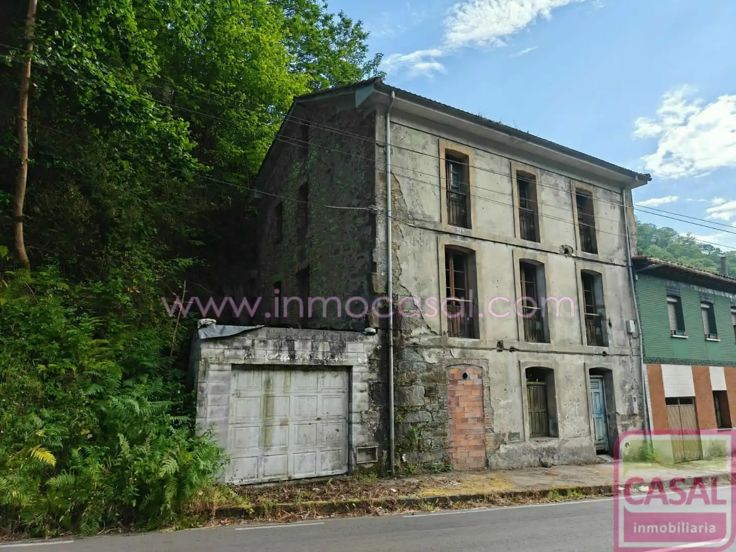 Vista exterior de Edifici en venda en Mieres (Asturias)