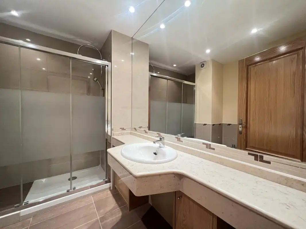Bathroom of Flat for rent in Madrid  with Air Conditioner, Heating and Swimming Pool