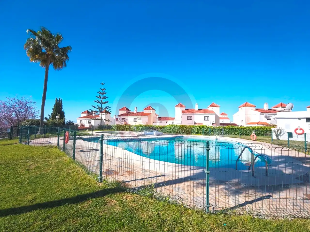 Piscina de Casa adosada en venda en Vélez-Málaga amb Aire condicionat, Terrassa i Moblat
