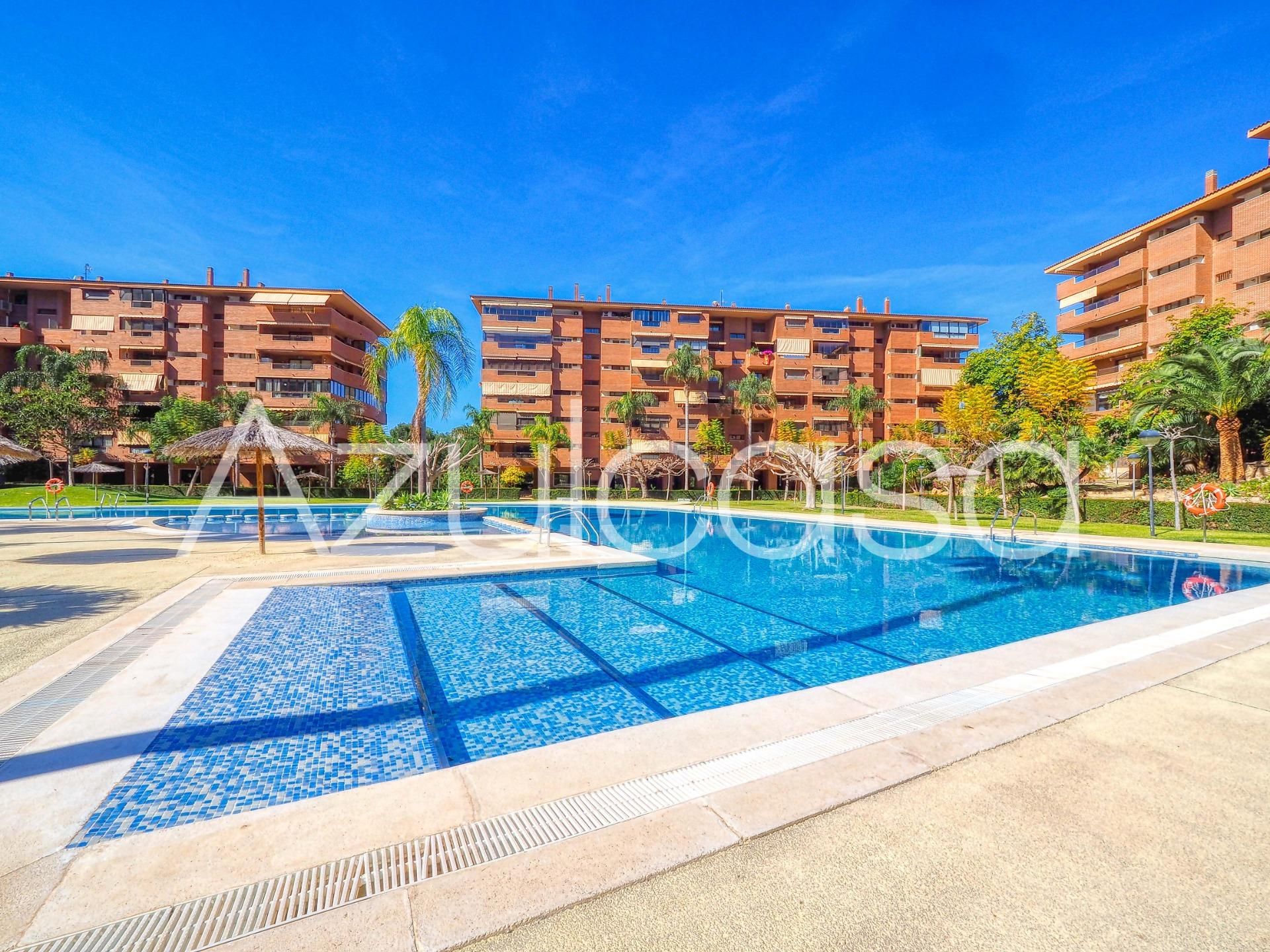 Piscina de Pis en venda en Alicante / Alacant amb Terrassa, Traster i Piscina comunitària