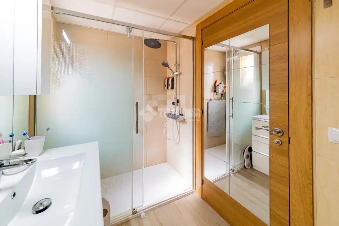 Badezimmer von Wohnung zum Verkauf in Calafell mit Klimaanlage, Abstellraum und Balkon