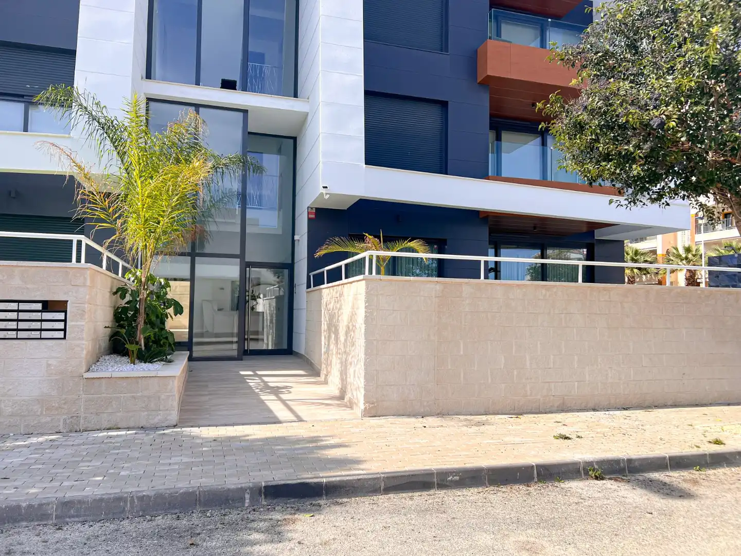 Vista exterior de Planta baja en venta en Guardamar del Segura con Aire acondicionado, Jardín privado y Terraza