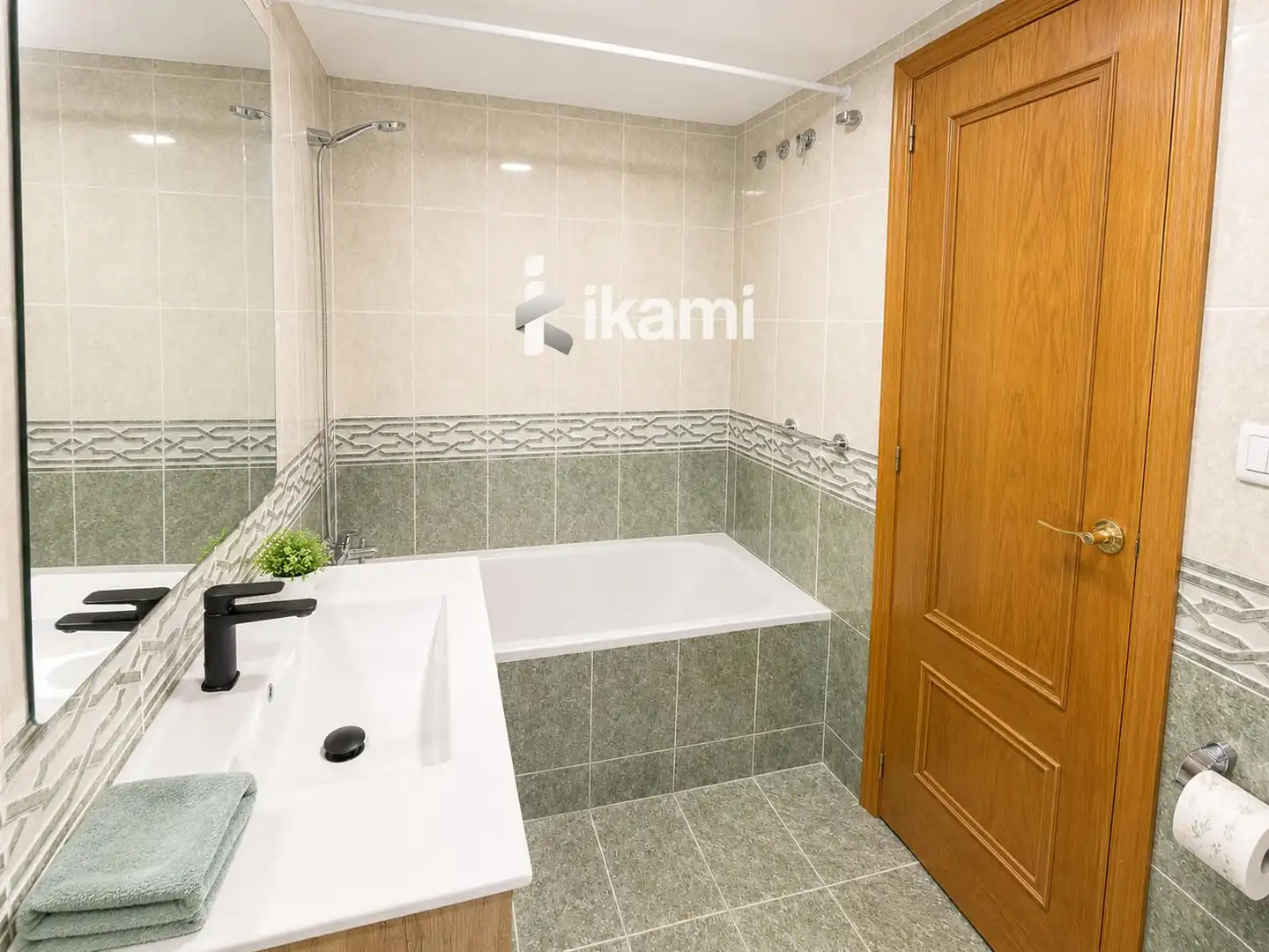 Baño de Piso en venta en Valencia con Aire acondicionado, Terraza y Piscina