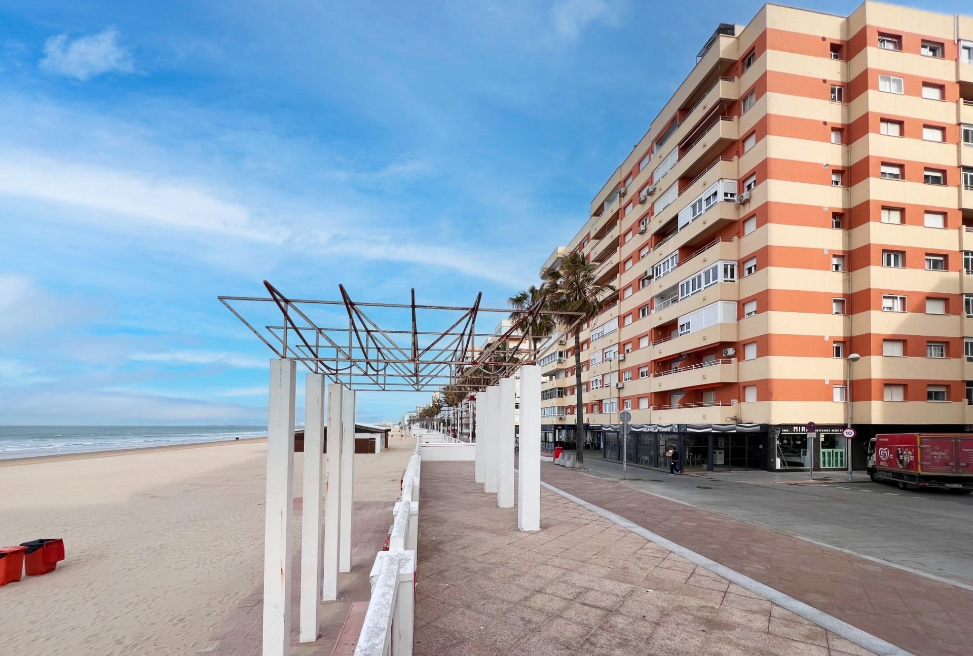 Vista exterior de Local en venda en  Cádiz Capital