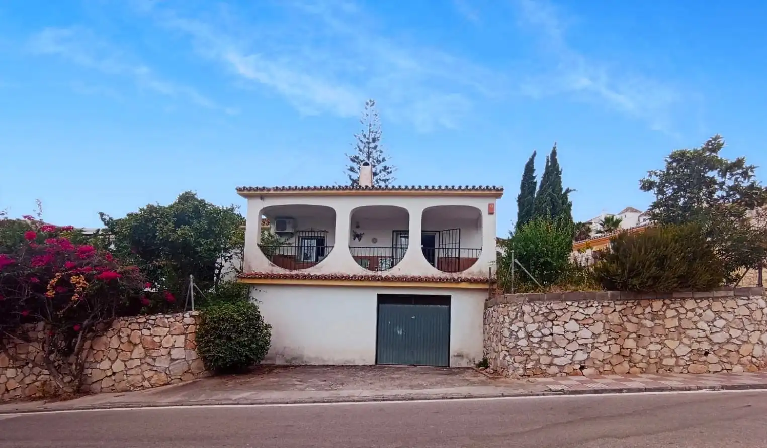 Vista exterior de Casa o xalet en venda en Mijas amb Aire condicionat, Jardí privat i Traster