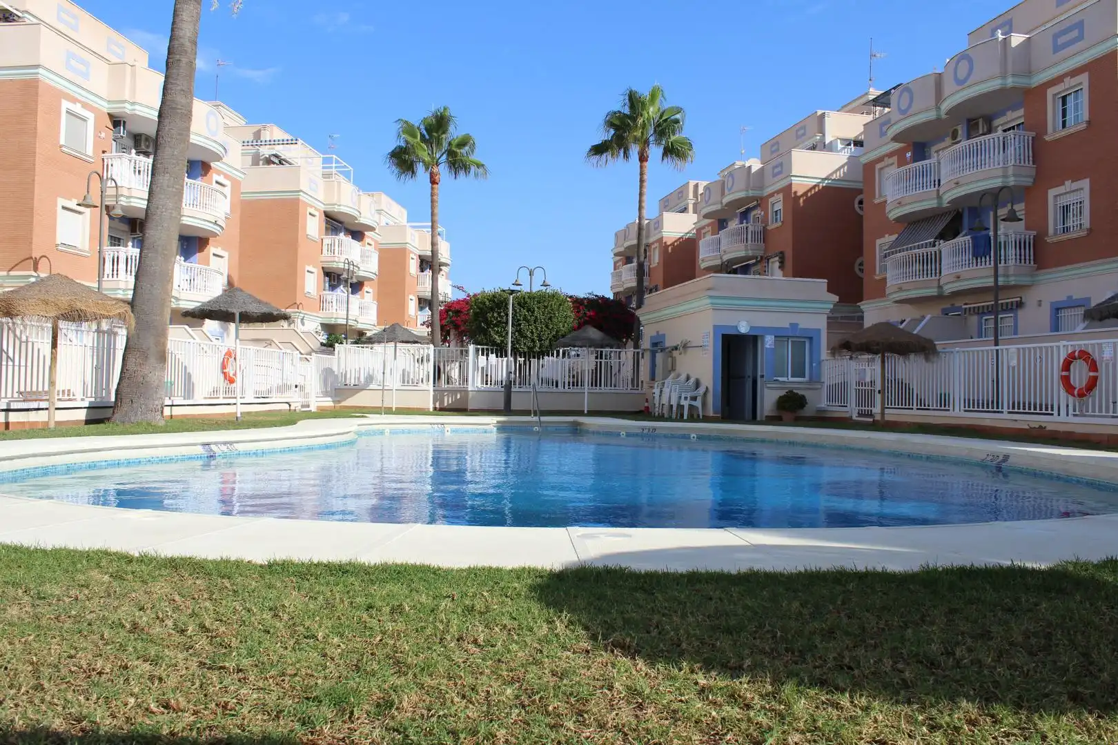 Piscina de Apartamento en venta en Roquetas de Mar con Aire acondicionado, Amueblado y Horno