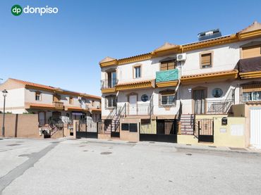 Casa aparellada amb balcó en venda a Travesía Luna 12