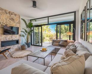 Living room of Single-family semi-detached for sale in Marbella  with Air Conditioner, Terrace and Swimming Pool