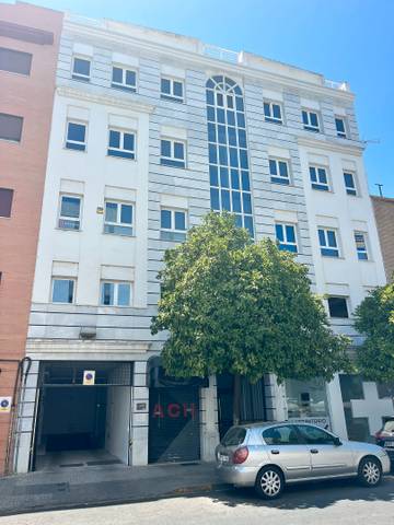 Garaje en Alquiler en Calle Fernández de Ribera, 24A en Barrio del Nervión