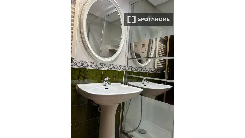 Baño de Piso de alquiler en Alcalá de Henares con Aire acondicionado, Calefacción y Amueblado