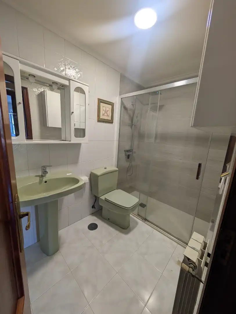 Badezimmer von Wohnung zur Miete in Santander mit Möbliert