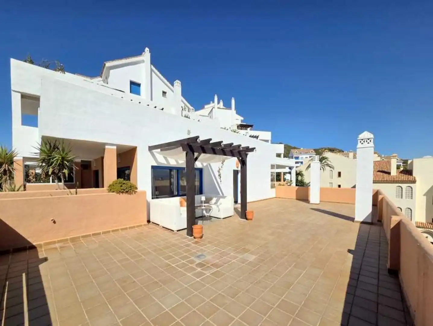 Vista exterior de Apartament en venda en Manilva amb Aire condicionat, Terrassa i Moblat