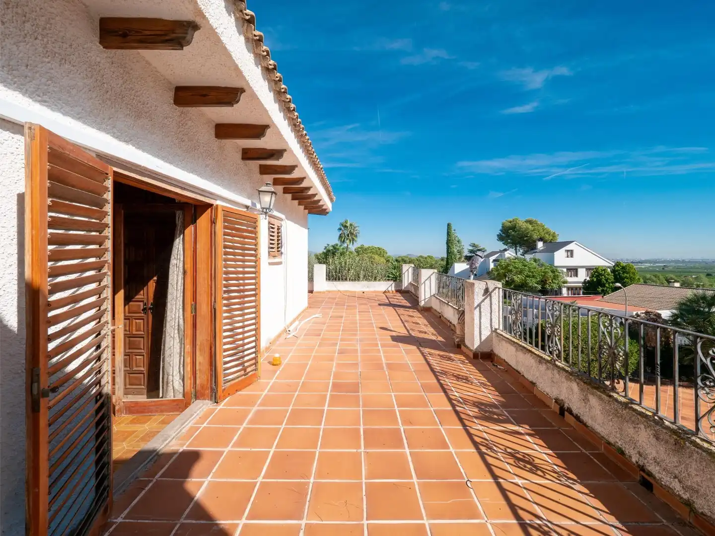 Außenansicht von Einfamilien-Reihenhaus zum Verkauf in Chiva mit Klimaanlage, Terrasse und Abstellraum