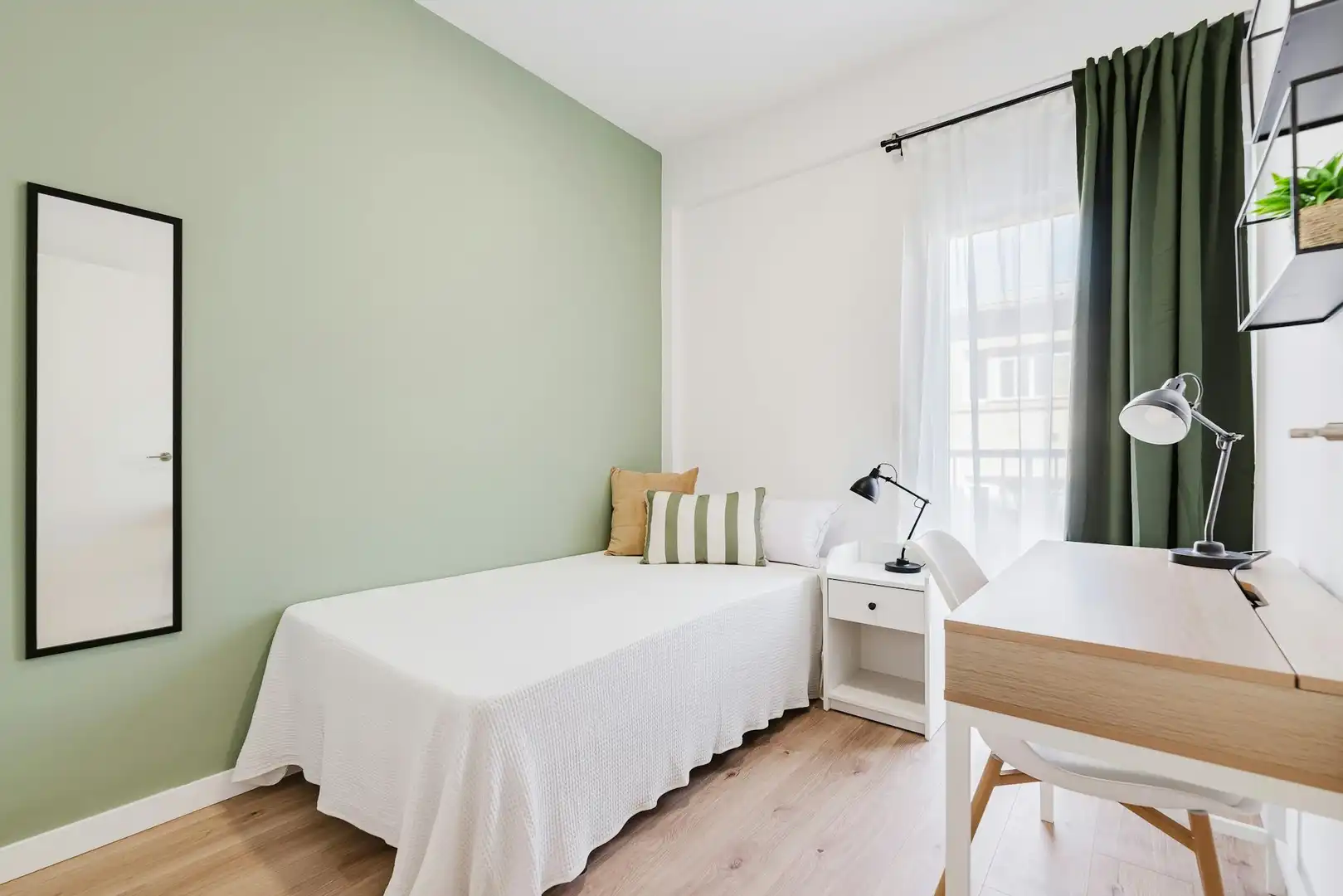 Bedroom of Flat for share in Valencia  with Heating, Furnished and Washing machine