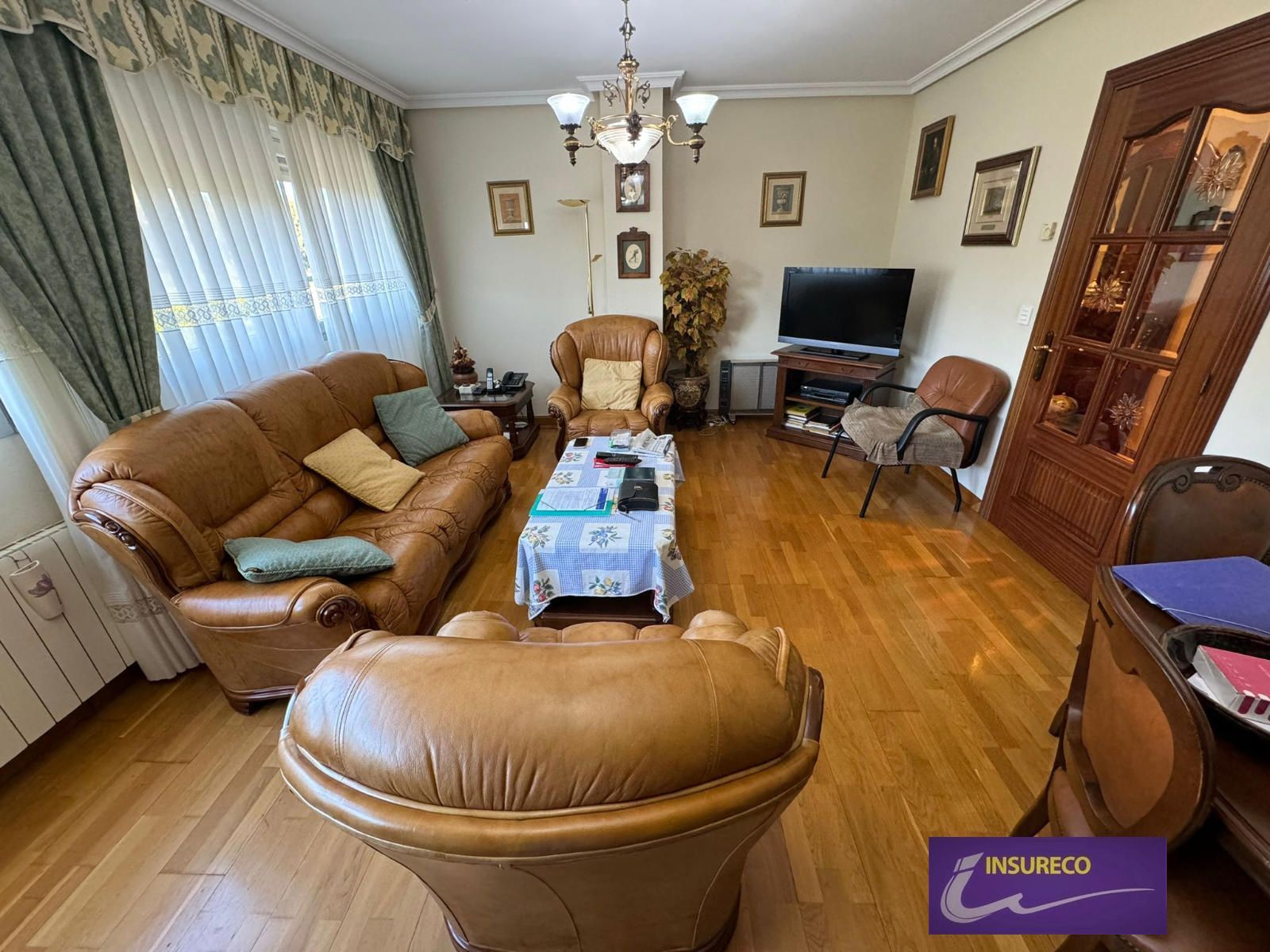 Sala de estar de Piso en venta en León Capital  con Calefacción, Parquet y Terraza