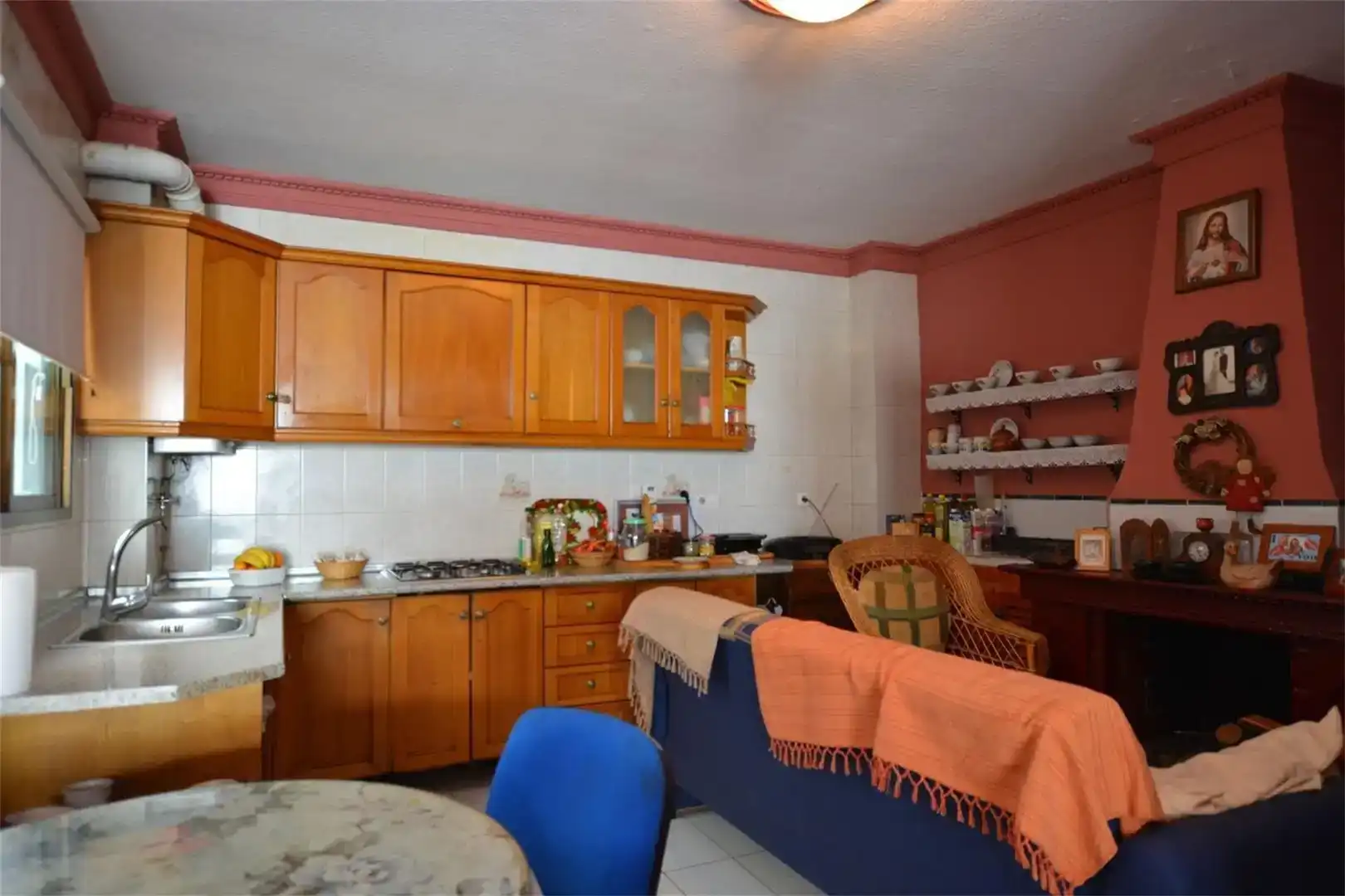 Küche von Einfamilien-Reihenhaus zum Verkauf in Nerja mit Klimaanlage und Balkon