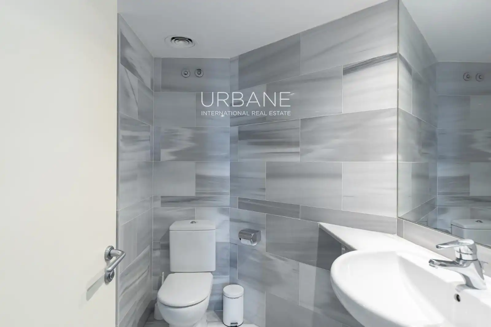 Baño de Ático de alquiler en Barcelona con Aire acondicionado, Calefacción y Amueblado