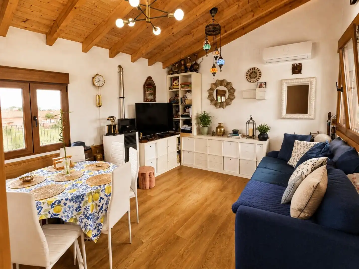 Wohnzimmer von Country house zum Verkauf in Camargo mit Klimaanlage, Heizung und Terrasse