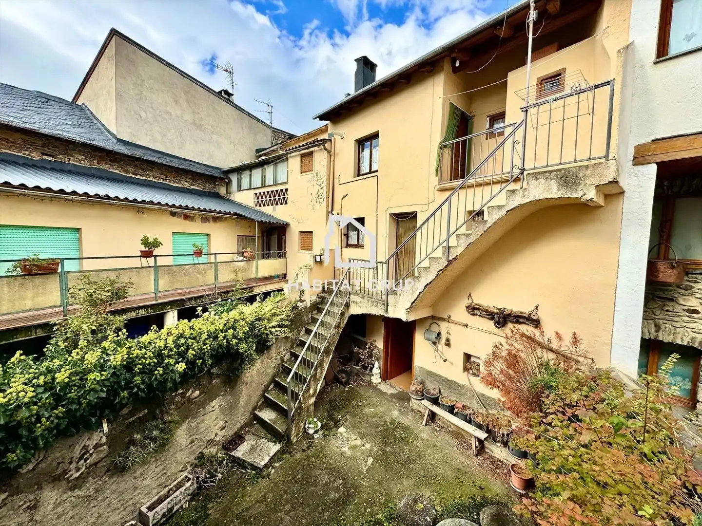 Vista exterior de Casa adosada en venda en Llívia amb Calefacció, Jardí privat i Terrassa