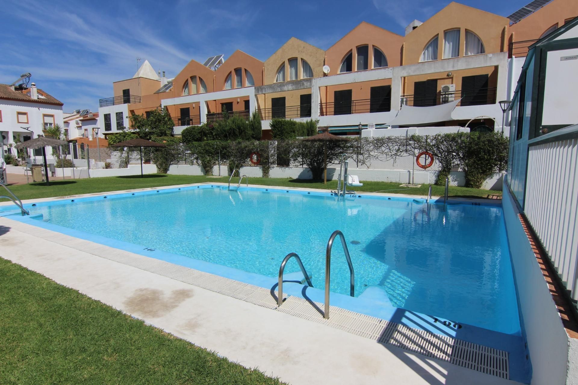 Piscina de Casa adosada en venta en El Puerto de Santa María con Terraza y Piscina comunitaria