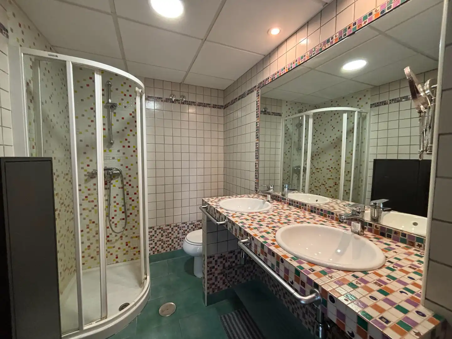 Bathroom of Flat for rent in Granada  with Air Conditioner, Heating and Washing machine