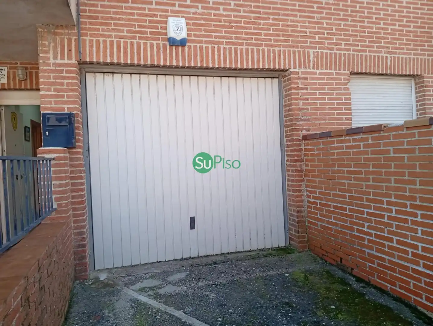 Aparcament de Casa adosada en venda en Chozas de Canales amb Aire condicionat, Jardí privat i Terrassa