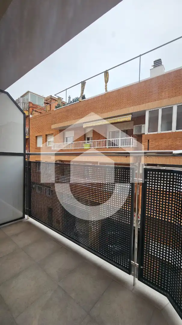 Außenansicht von Wohnung zum Verkauf in Barcelona mit Möbliert, Ofen und Balkon