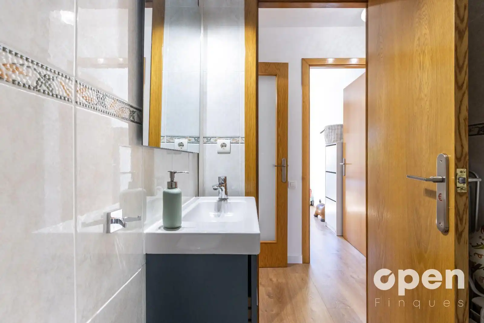 Bathroom of Flat for sale in Terrassa  with Air Conditioner, Heating and Parquet flooring