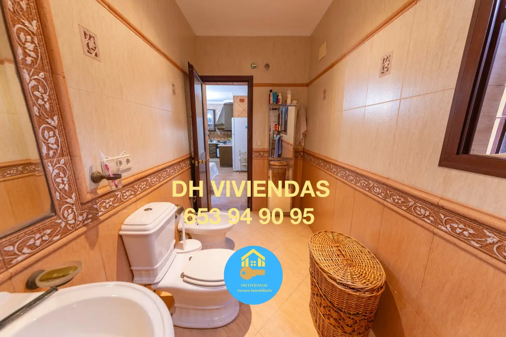 Bathroom of Houses for sale in Dos Hermanas  with Air Conditioner, Private garden and Terrace