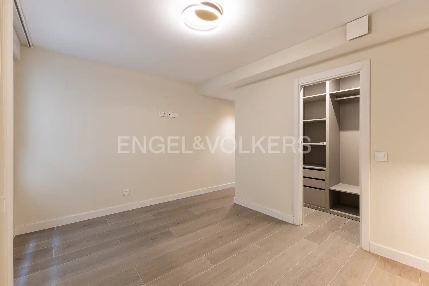 Wohnung zur Miete in Valencia mit Klimaanlage, Heizung und Terrasse