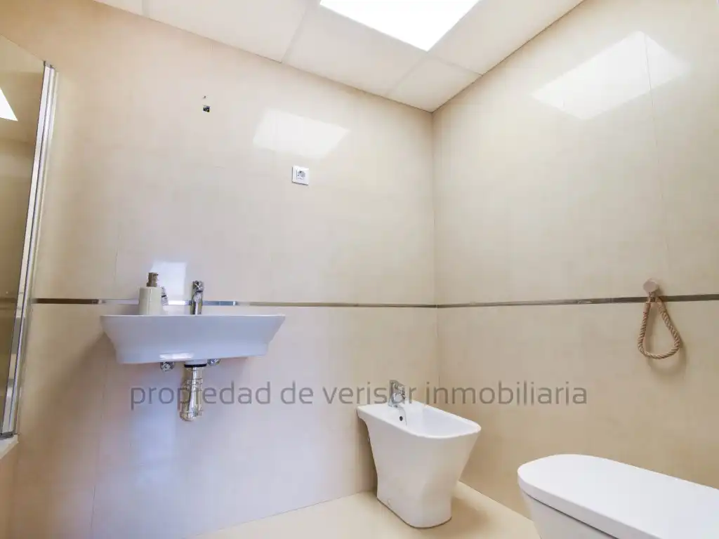 Bany de Apartament de lloguer en Águilas amb Balcó
