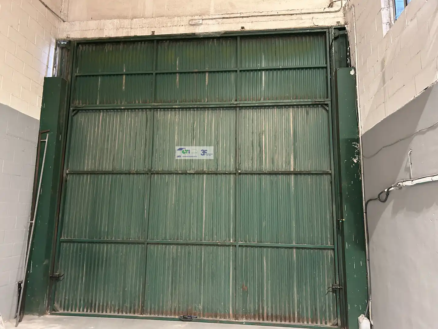 Außenansicht von Fabrikhallen zum Verkauf in María de Huerva