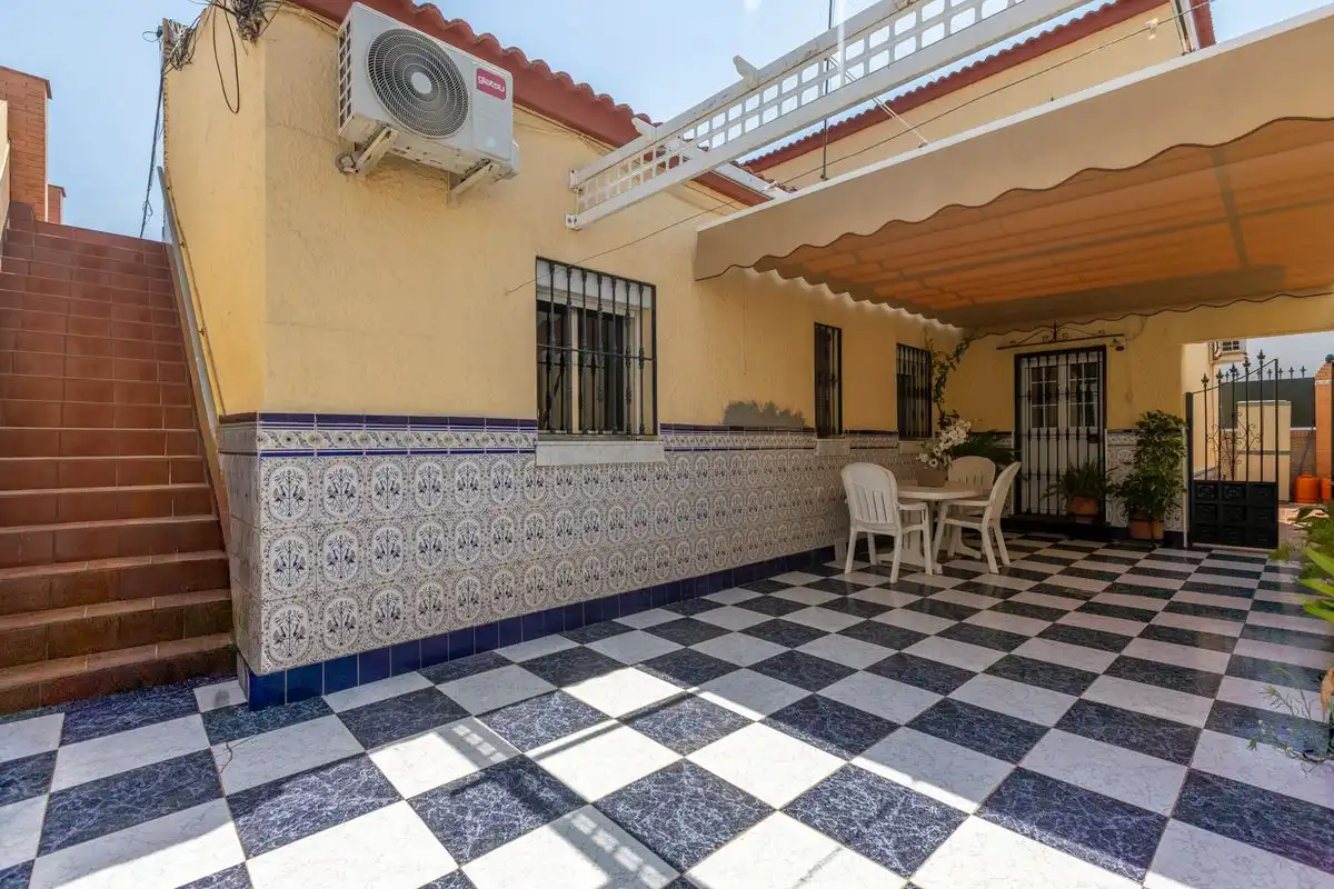 Terrasse von Einfamilien-Reihenhaus zum Verkauf in Dos Hermanas mit Klimaanlage, Heizung und Terrasse