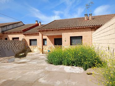 Chalet con jardín en venta en Alcabón